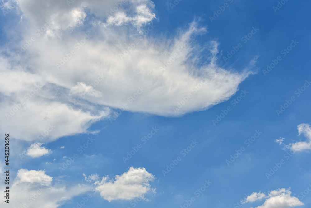 Fototapeta premium Beautiful cumulus clouds against the blue daytime sky.