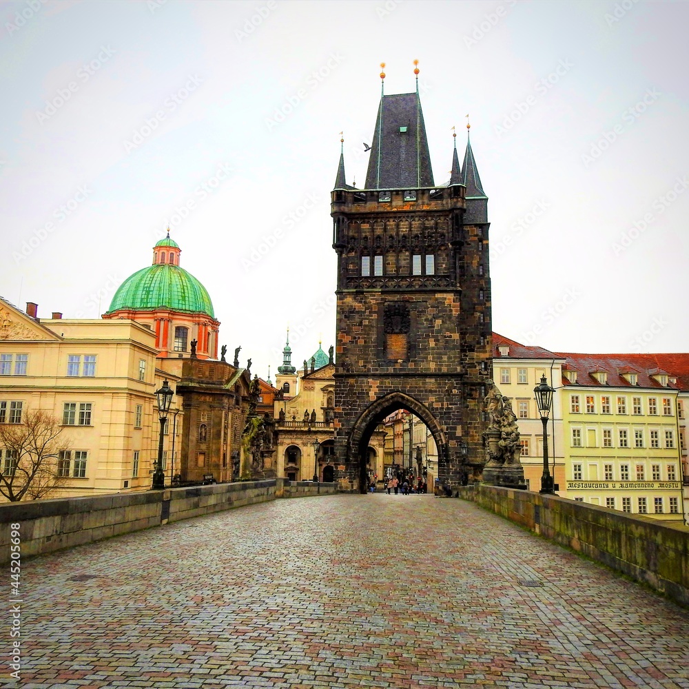 Naklejka premium Most Karola w Pradze w czasie pierwszej covidowej zimy. Totalny brak turystów.