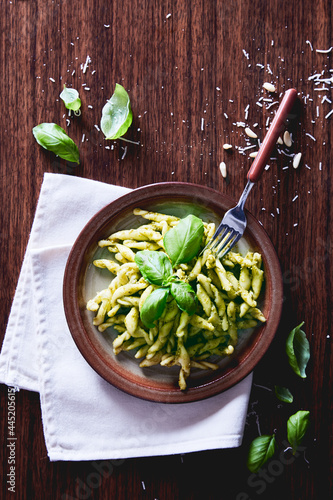 Quadro em tela basil pesto trofie pasta on a wood table