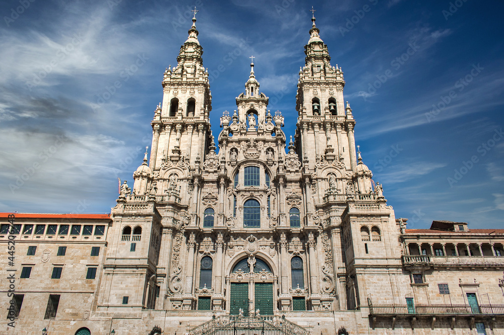 Majestuosa fachada catedral de Santiago de Compostela, estilo barroco gótico, España