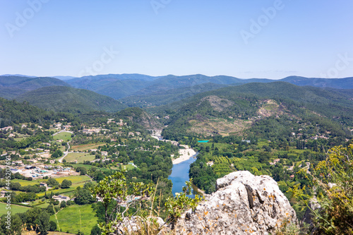 Vue sur la vallée de Gardon et les Cévennes depuis le sommet de Rocher Saint-Julien, derrière la ville d’Anduze (Occitanie, France) photo