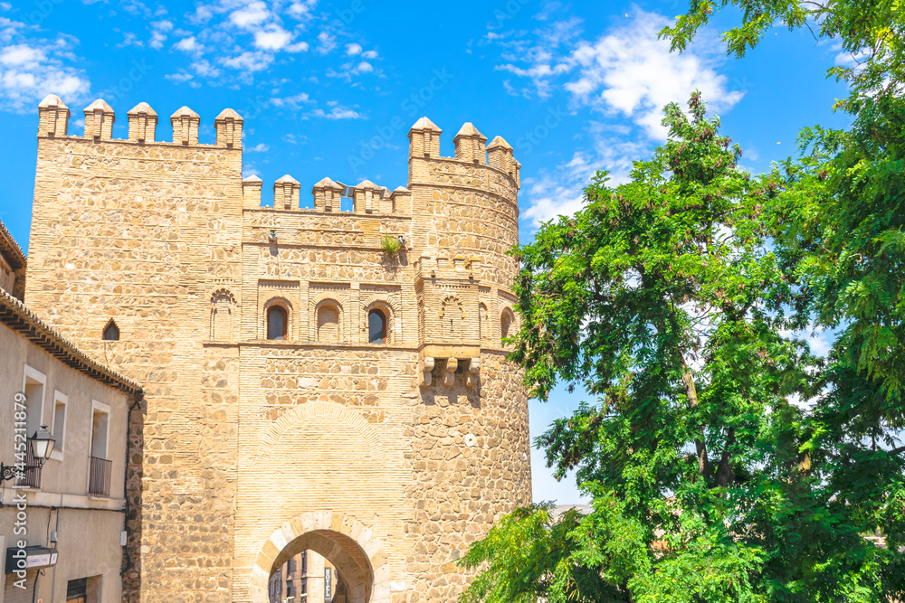 Obraz premium Puerta del Sol(Sun gate), Ancient gateway to the medieval city of Toledo, Spain.