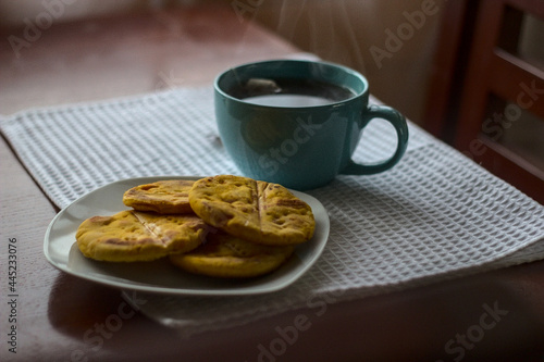 sopaipillas al horno con una taza de te, masa de harina mezclada con zapallo, snack chileno, fotografia de comida, somida casera photo
