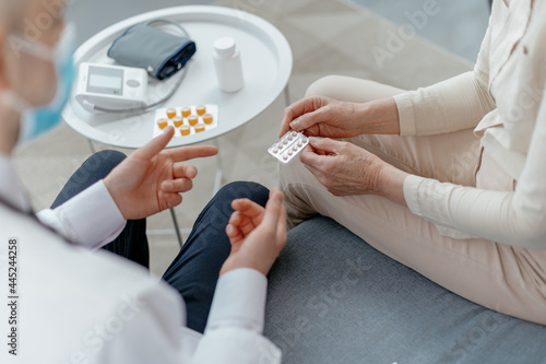 Wallpaper Mural doctor consulting an elderly woman in the living room. Torontodigital.ca