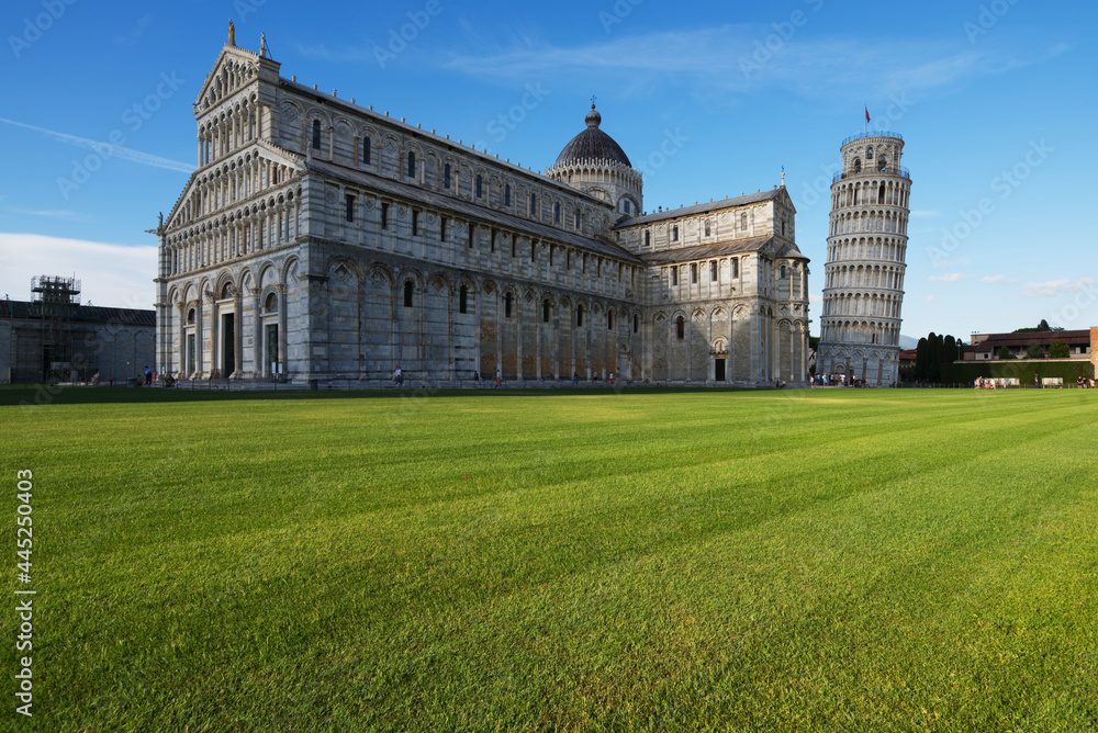 Torre pendente di Pisa, con Basilica e Cattedrale in Piazza dei Miracoli, Italy