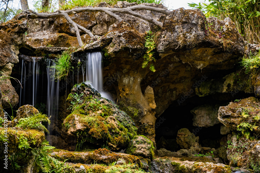 Fototapeta premium Chute d'eau au Parc de Majolan