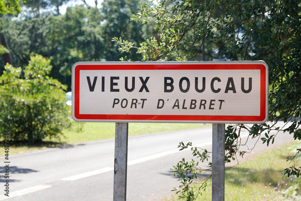 Panneau  de signalisation d'entrée dans la ville de  Vieux Boucau dans les Landes
