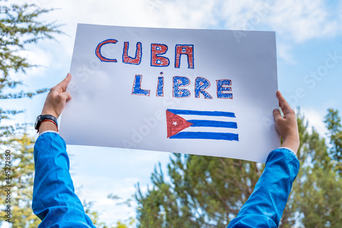Photography Chico en una manifestación con pancarta Cuba libre.