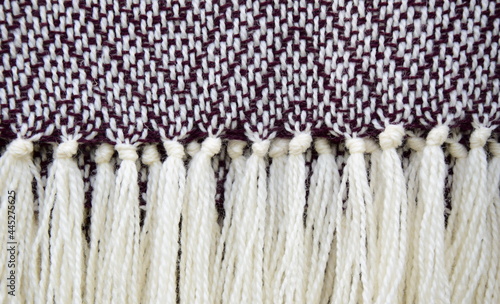 Gestrickte Decke mit weißen Fransen, kuschelige Winterdecke, Detailansicht, Handarbeit