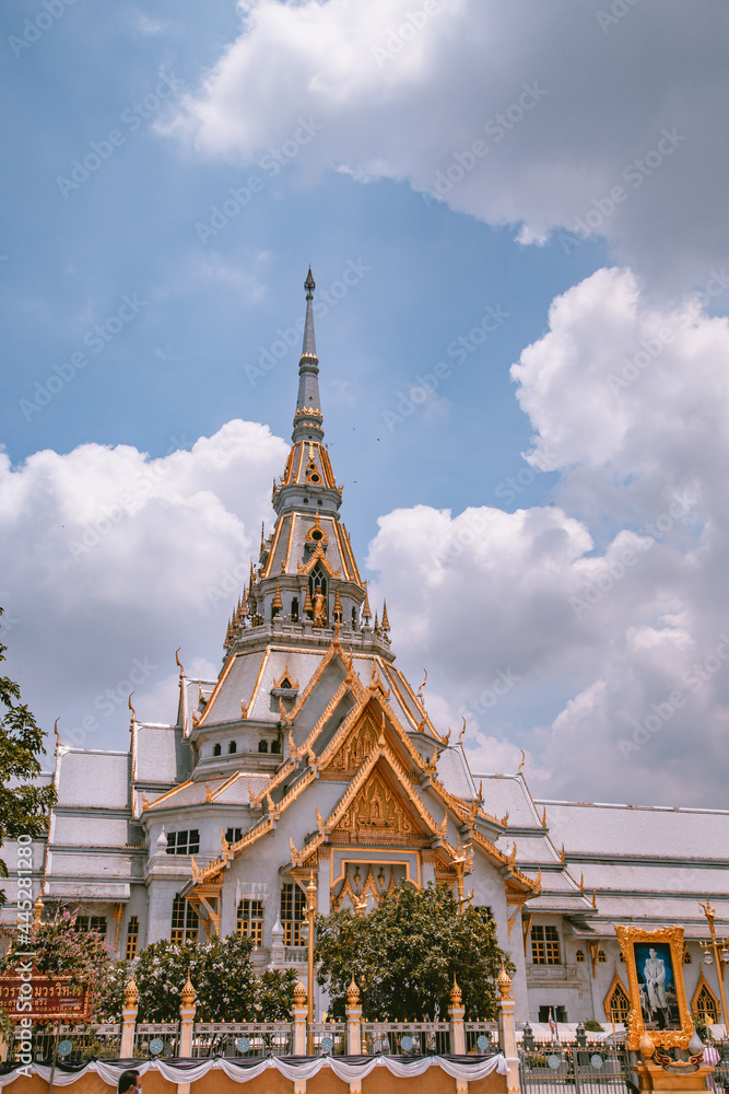 Fototapeta premium Wat Sothon Wararam Worawihan in Chachoengsao, Thailand