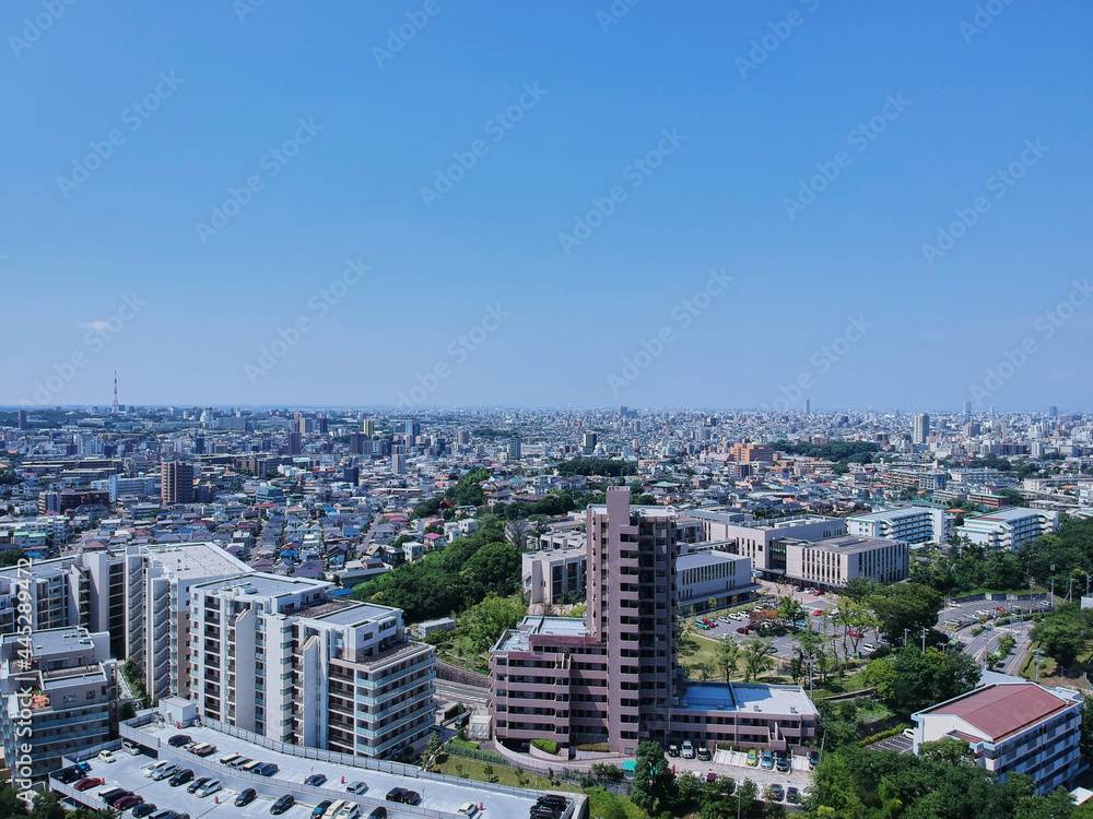 ドローンで空撮した夏の名古屋市の町並みの風景