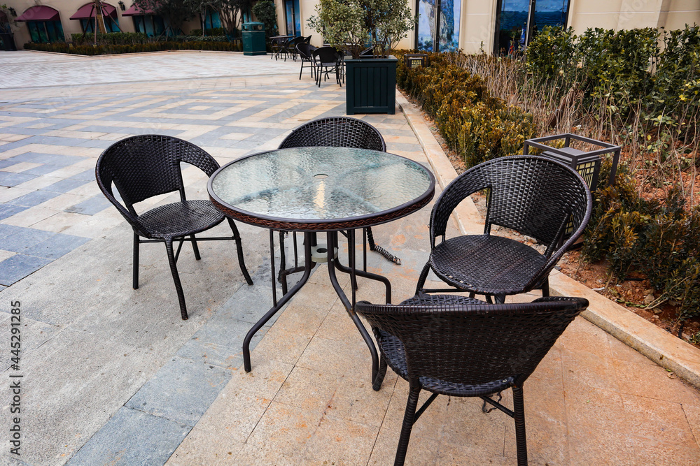 Obraz premium table and chairs in the garden