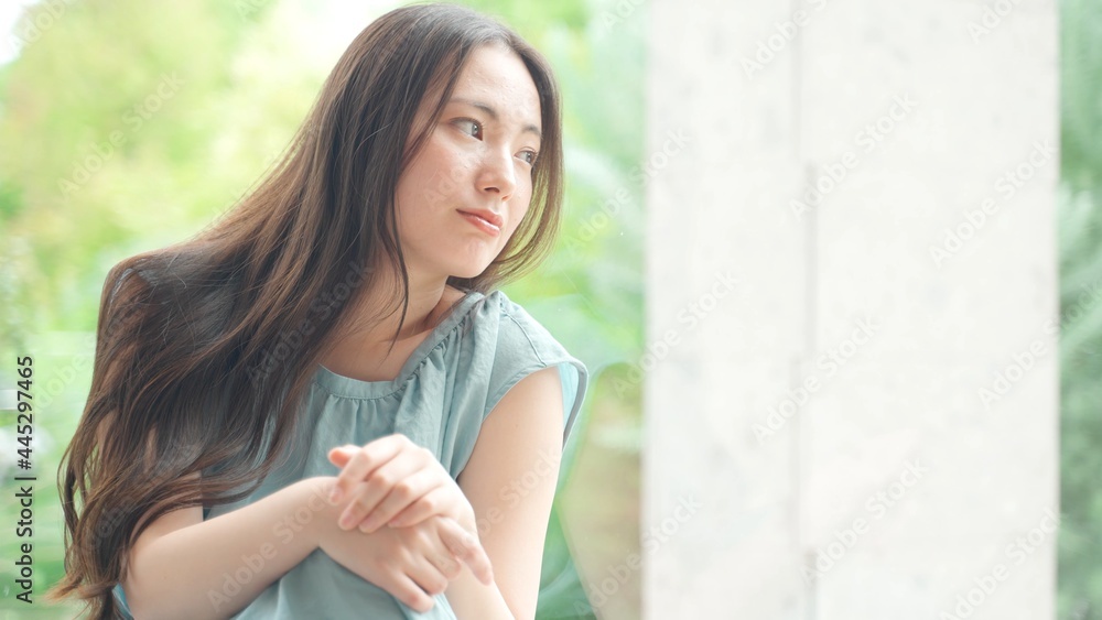 ワンピースを着た女性 ワンピースを着た女性