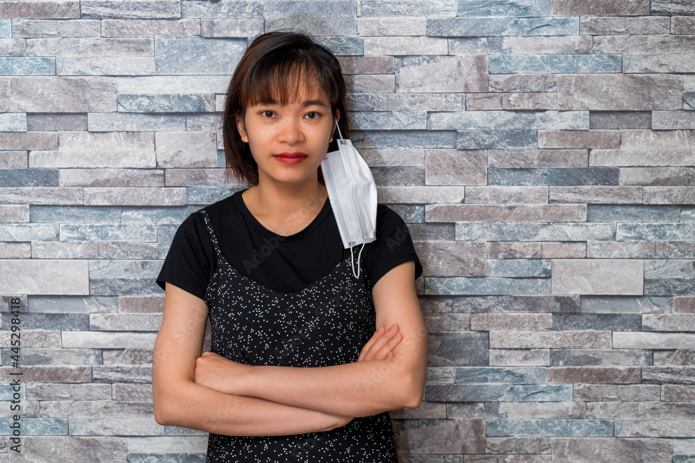 マスクをした若い女性 マスクをした若い女性