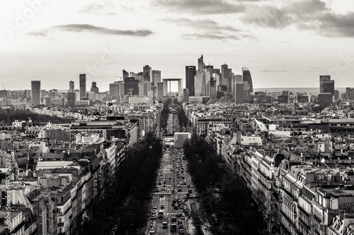Fotografija Beautiful greyscale view of the cityscape with skyscrapers of Paris, France