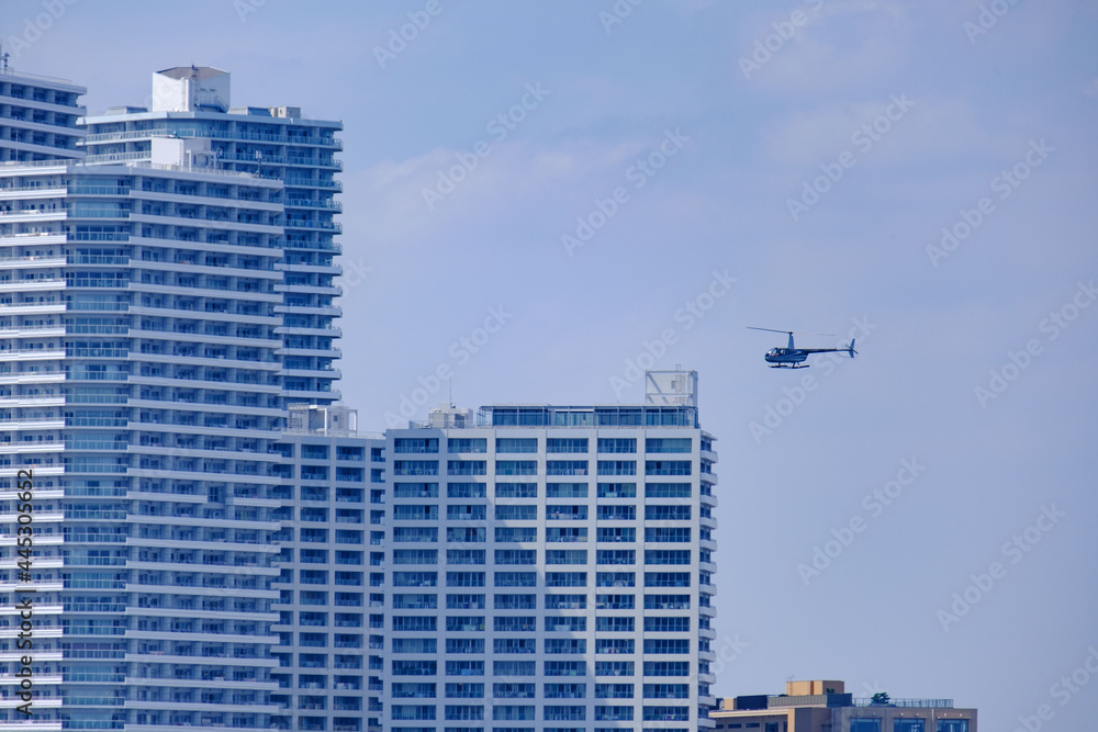 Fototapeta premium 横浜上空を飛ぶヘリコプター
