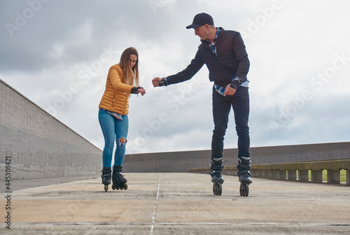 pareja patinando photo