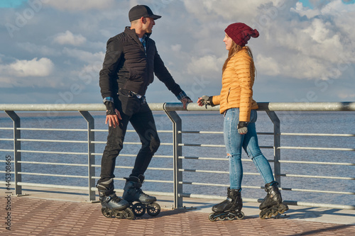 dos jovenes charlando en patines en linea