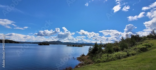 Ruta Tur  stica Embalse  paisaje de agua y bosques  Guatap    Antioquia  Colombia.