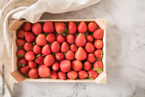 Frische Erdbeeren in Holz Kiste für Lager auf Leinentuch und Marmor Hintergrund hell © Christin Klose