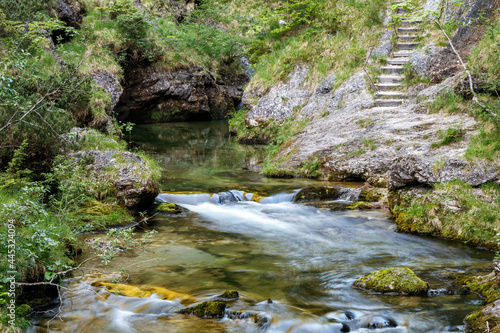 Schöner sommerlicher Gebirgsbach, Weissbachschlucht