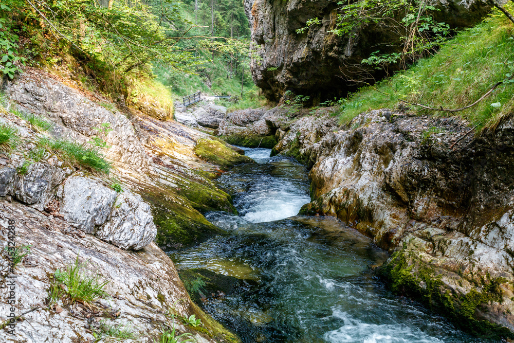 Schöner sommerlicher Gebirgsbach, Weissbachschlucht Schöner sommerlicher Gebirgsbach, Weissbachschlucht