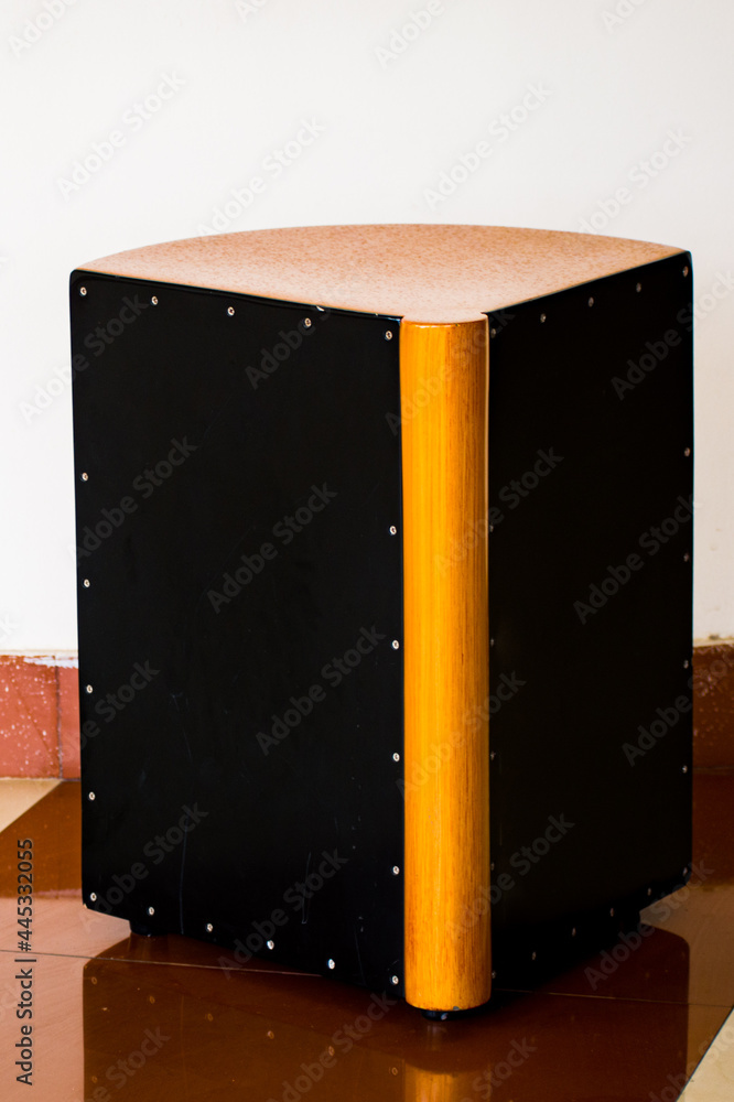 Foto de A picture of cajon also known as clap box is a box shaped Foto de A picture of cajon also known as clap box is a box shaped