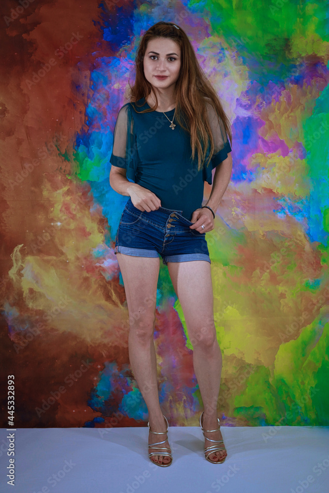Naklejka premium Junge Frau in Hotpants
