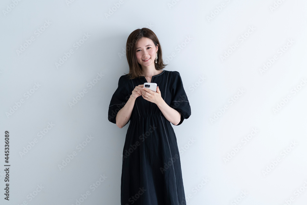 Naklejka premium 携帯電話を使う女性