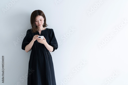 携帯電話を使う女性 © peach100