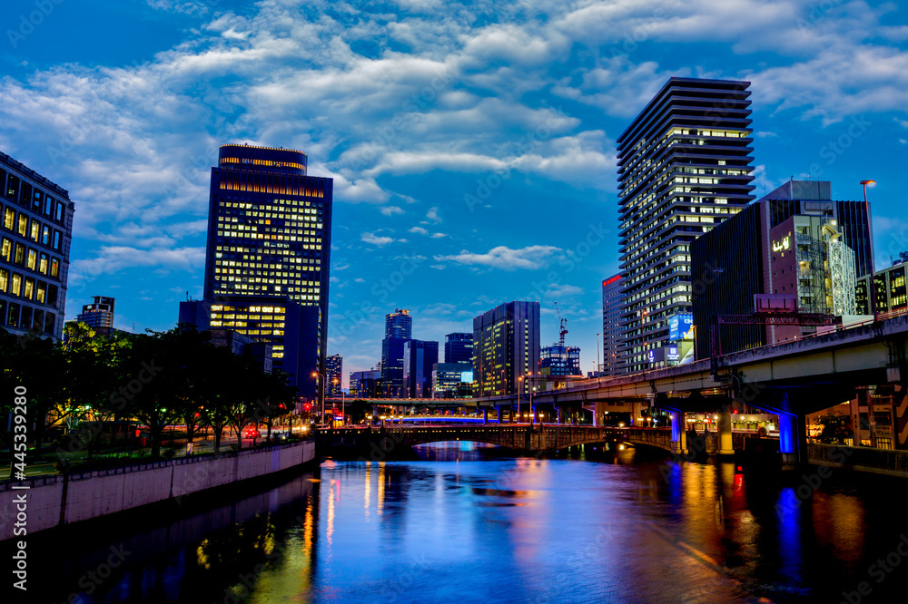Naklejka premium 大阪中之島、堂島川と水晶橋からの夕景、6月12日、日本