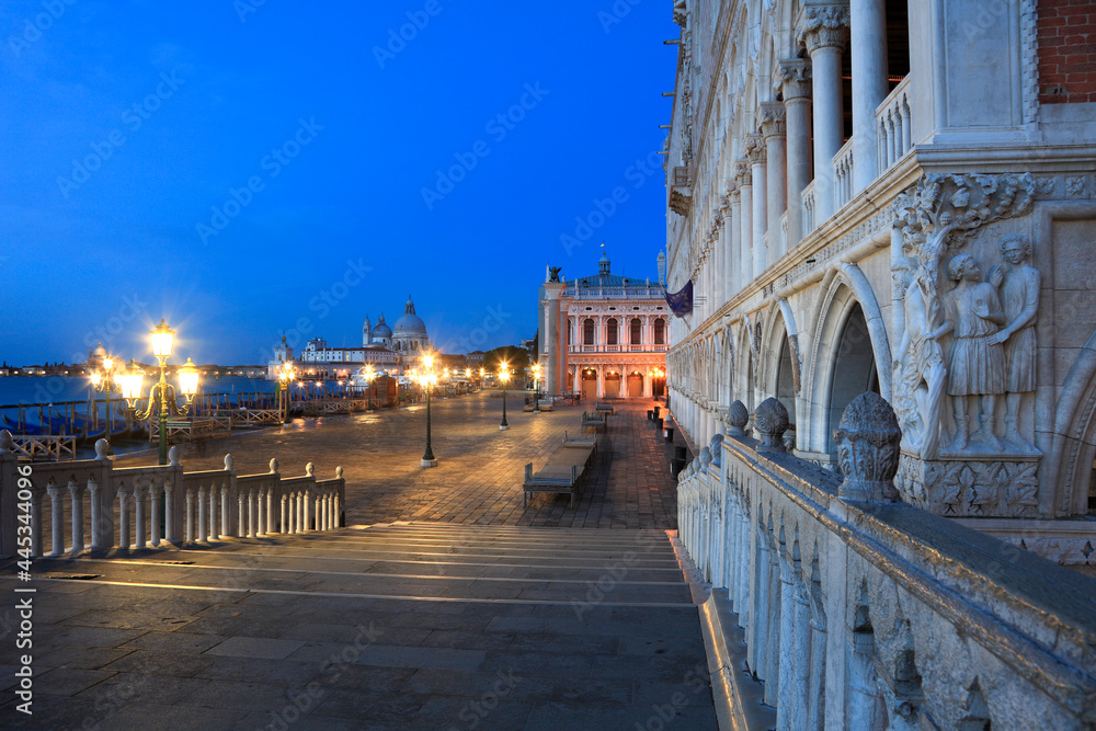 Italien/Venedig: Dogenpalast und Piazzetta am Morgen