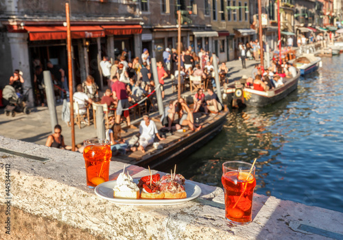 Italien/Venedig: Al Timon, Restaurant und Bàcaria (Weinausschank), Osteria, Sitzplätze auf Booten im Kanal,