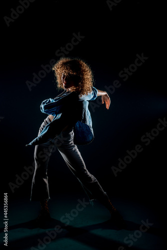 Modern artistic dance © qunica.com