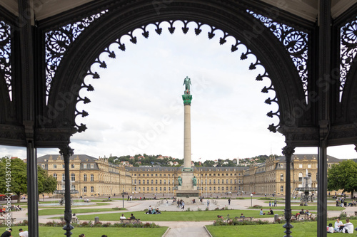 Schlossplatz in Stuttgart im Sommer
