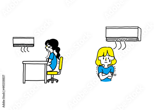 クーラーが効きすぎで寒い女性