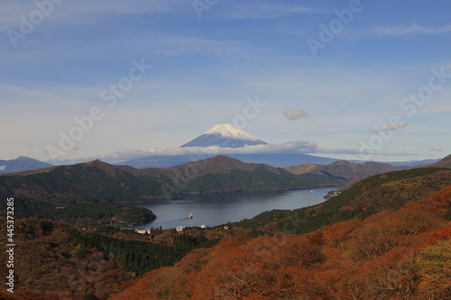 芦ノ湖の紅葉と雪化粧した富士山