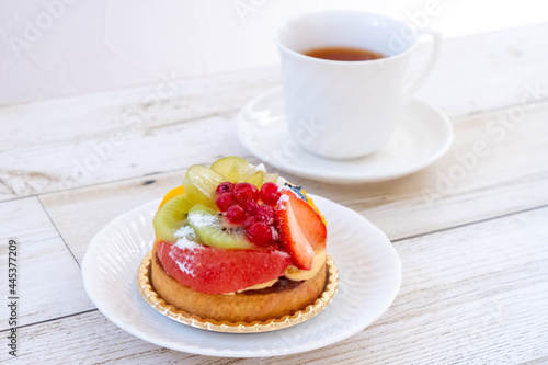 Wallpaper Mural 白いお皿の上のフルーツタルトとコーヒーカップ Torontodigital.ca