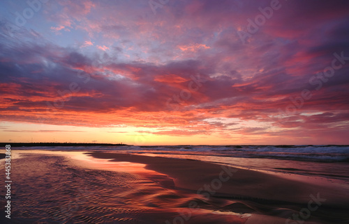Zachód słońca nad wybrzeżem Morza Bałtyckiego ,Kołobrzeg, Polska