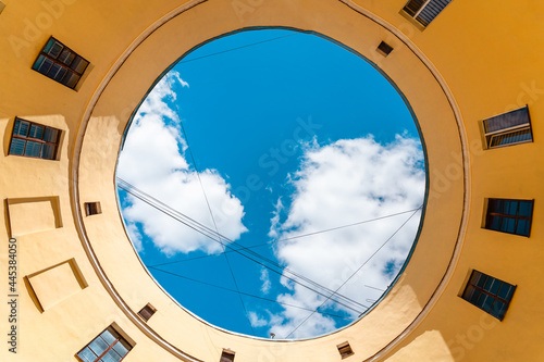 Tableau sur toile View of the sky in the courtyard of the round house in St
