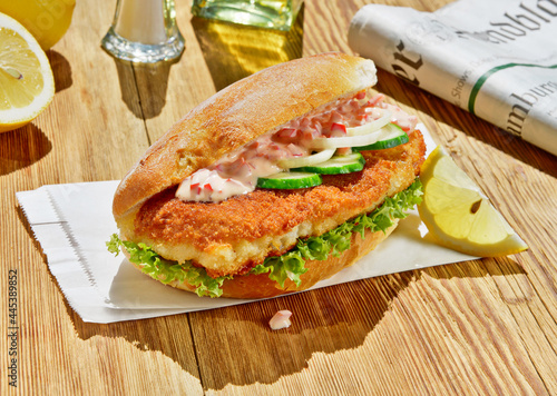 Fotografía Backfisch im Brötchen im Sommer - Im Freien