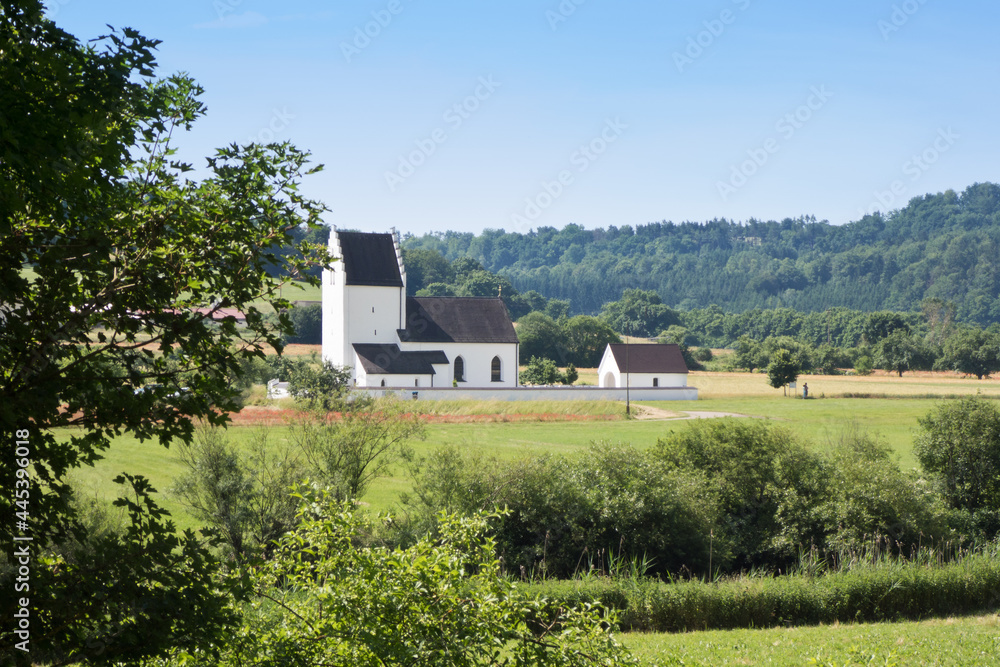 mittelalterliche Kirche in blühenden Wiesen am Altmühltal-Radweg (Franken) mittelalterliche Kirche in blühenden Wiesen am Altmühltal-Radweg (Franken)