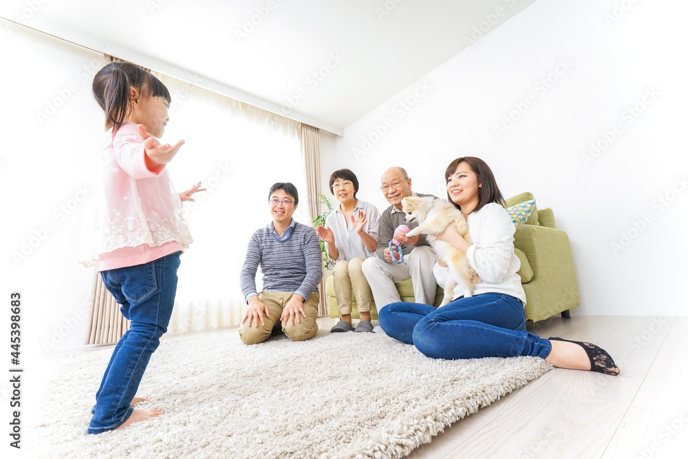 お遊戯をする子供と仲良しの家族