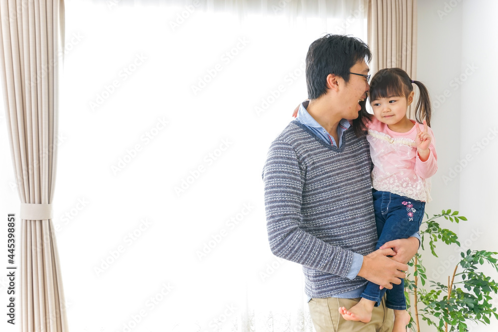 子育てをするイクメンパパ 子育てをするイクメンパパ