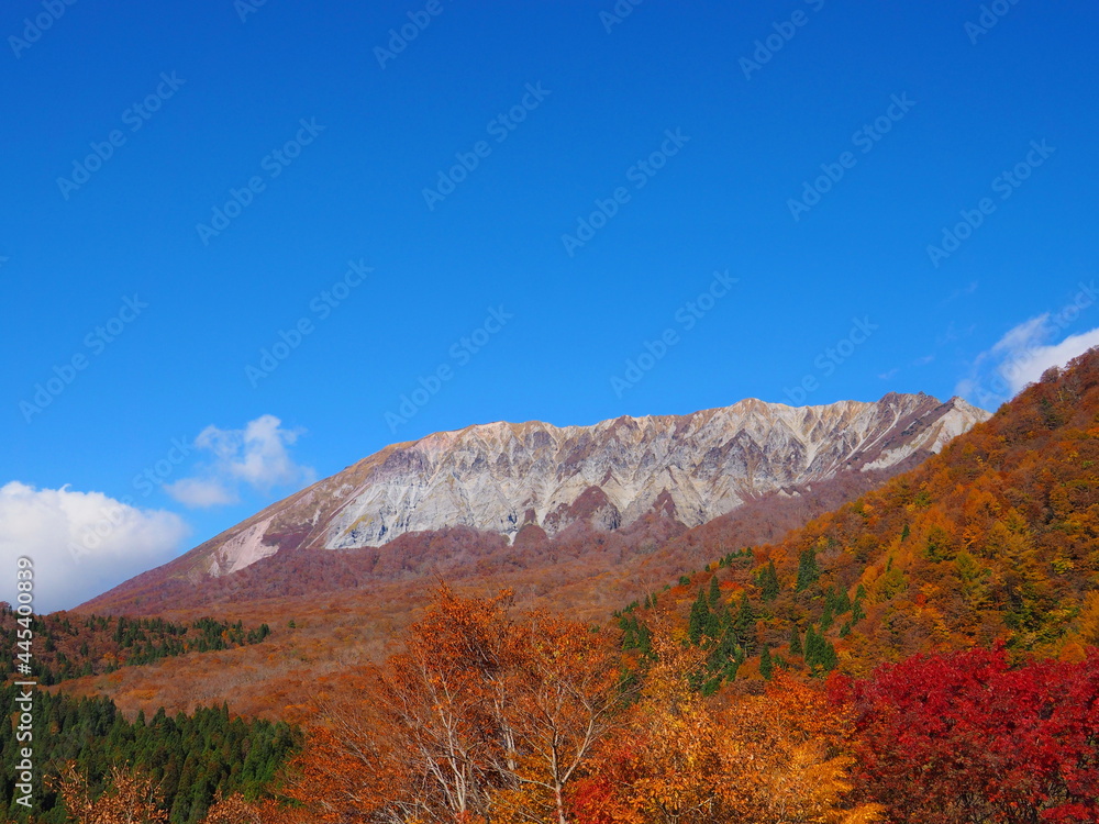 紅葉の大山と青空