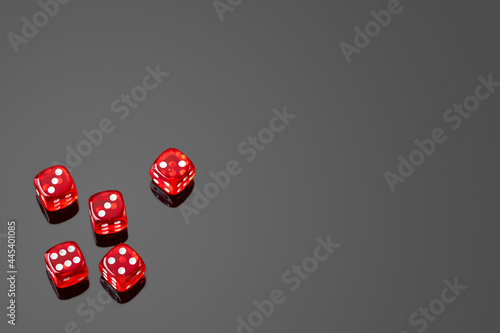 Canvas Print Red casino dice isolated over black reflective background