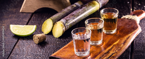glass of distilled beverage made from sugar cane, called the year Brazil de pinga or cachaça.