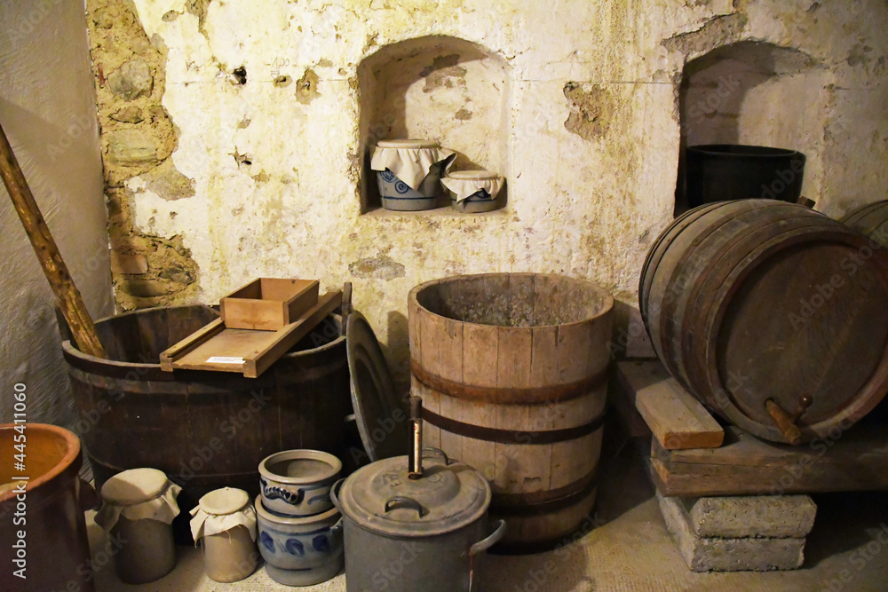 Vorratskeller mit Holzfässern und Steinguttöpfen Vorratskeller mit Holzfässern und Steinguttöpfen
