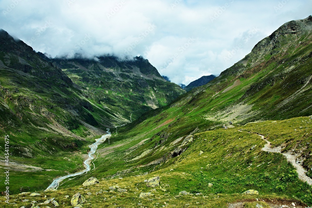 Obraz premium Austrian Alps-view on the path with tourists in valley Ochsental