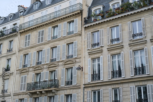 A view of the Haussmannian Parisian facades. 